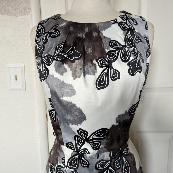Form Fitting Midi Dress - Picture 3 of 5